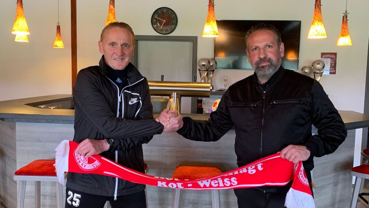 Andreas Schrage (links) hat seinen Vertrag bei Rot-Weiß Hünsborn verlängert. Das freut den sportlichen Leiter Alfonso Rubio Doblas. von privat