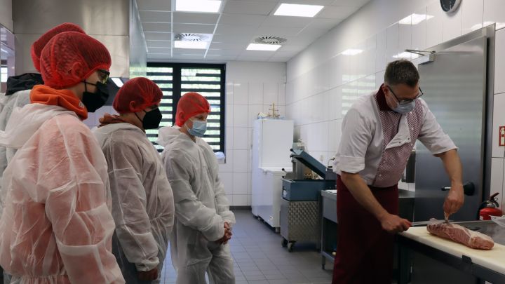Interessiert schauten die Schüler den Mitarbeitern der Firma Metten über die Schulter.