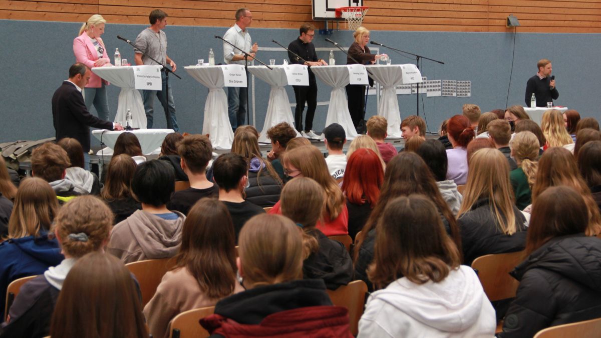 Podiumsdiskussion mit den Landtagskandidaten am Gymnasium Maria Königin. von Kerstin Sauer