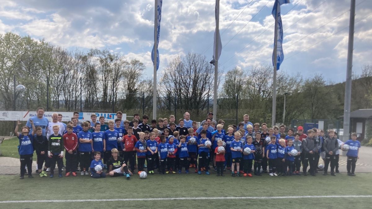 Mehr als 80 Kinder nahmen am Fußballcamp der JSG Dünschede/Helden teil. von privat