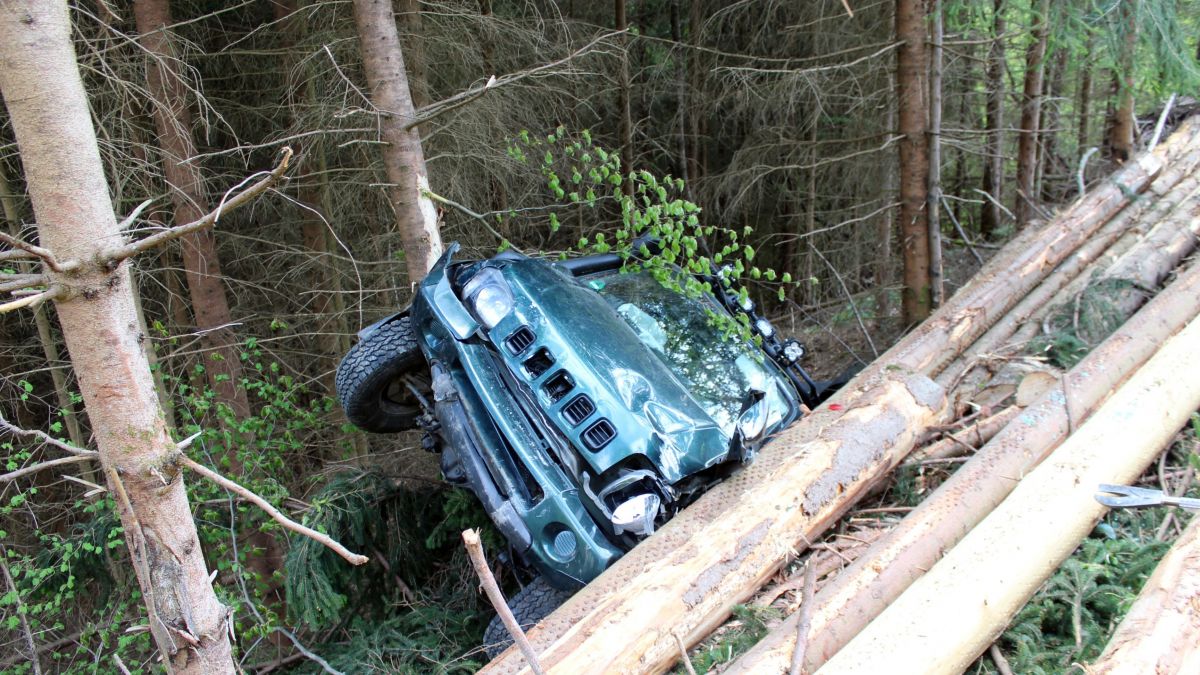 Verkehrsunfall im Wald: 75-Jähriger schwer verletzt