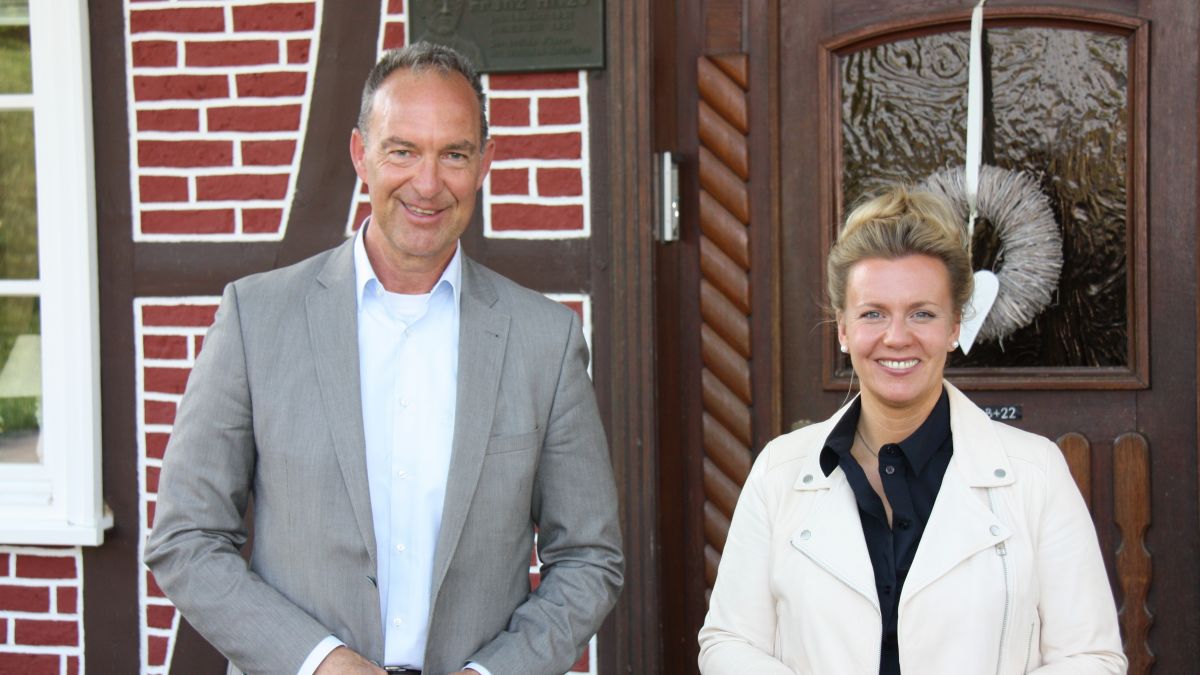 Ina Brandes und Jochen Ritter vor dem Geburtshaus von Franz Hitze in Sondern. von privat