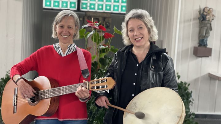 Die Musiktherapeutinnen Sigrid Baust und Kirsten Plassmann laden zum Singen ein.