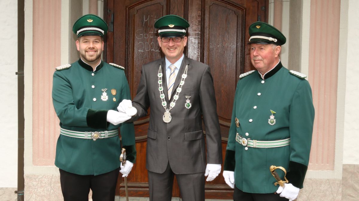 Bei der Ordensübergabe (von links): Major Benedikt Grebe, König Georg Scheiwe, und Ehrenmajor Heinz Schröder. von privat