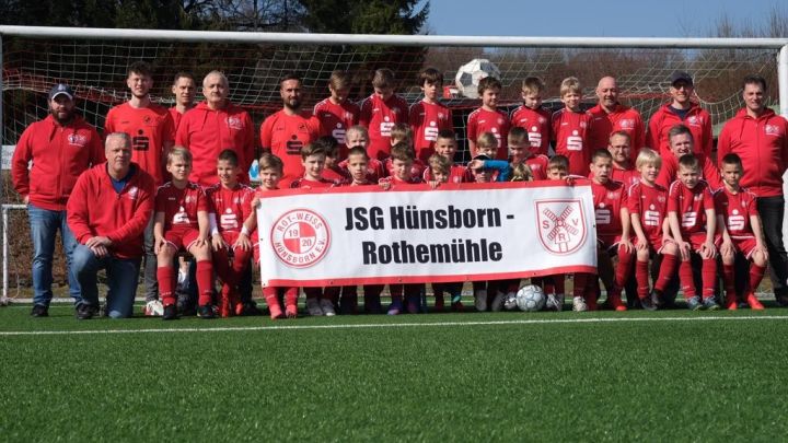 Die F3 und E2-Junioren sowie Trainer und Vorstände der JSG Hünsborn/Rothemühle.