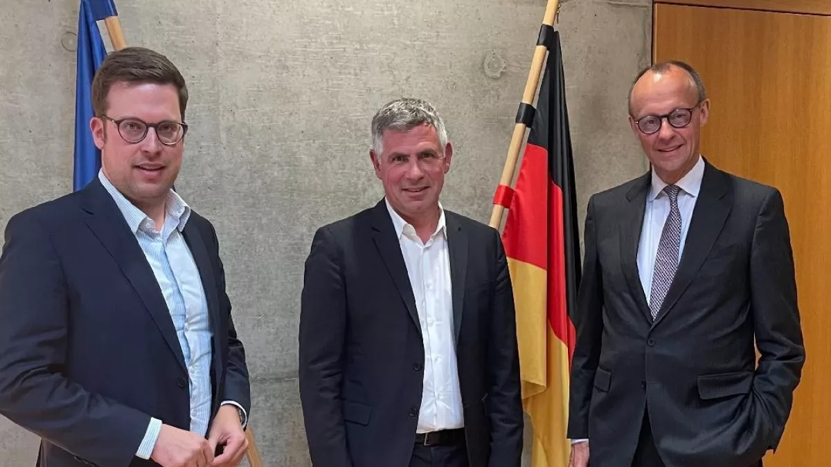 Florian Müller MdB (links) und Friedrich Merz (rechts) tauschten sich mit dem Chef der Autobahn GmbH Stephan Krenz aus. von privat