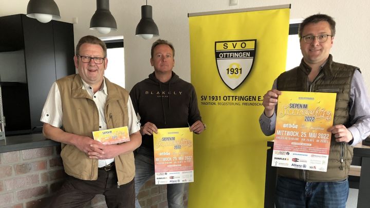 Orstvorsteher Ralf Bröcher, Thorsten Ochel und Oliver Hetzel vom Orgateam des SV Ottfingen (von...
