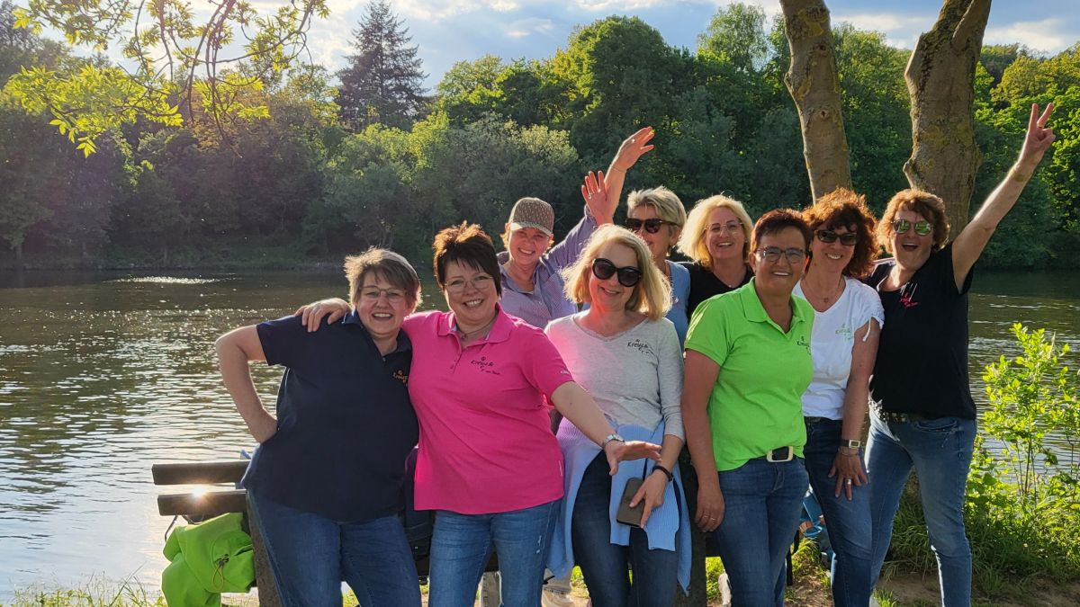 Ein tolles Wochenende in Bayern erlebten die neun Damen des Hillmicker Clubs „Kreuz und Quer“. Unterwegs waren sie mit dem Neunsitzer, den sie für ein Wochenende beim LokalPlus-Kostümwettbewerb 2021 gewonnen hatten. von privat