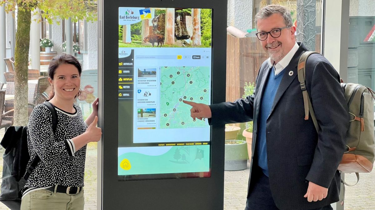 Die Stadt Bad Berleburg hat Bildschirme, sogenannte Dorf-Dashboards, in allen Ortschaften aufgestellt, die wichtige Informationen bündeln. von Stadt Bad Berleburg
