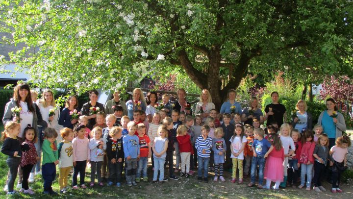 Eine Riesen-Überraschung für das Saalhauser Kindergarten-Team: Jedes Kind überreichte einer...