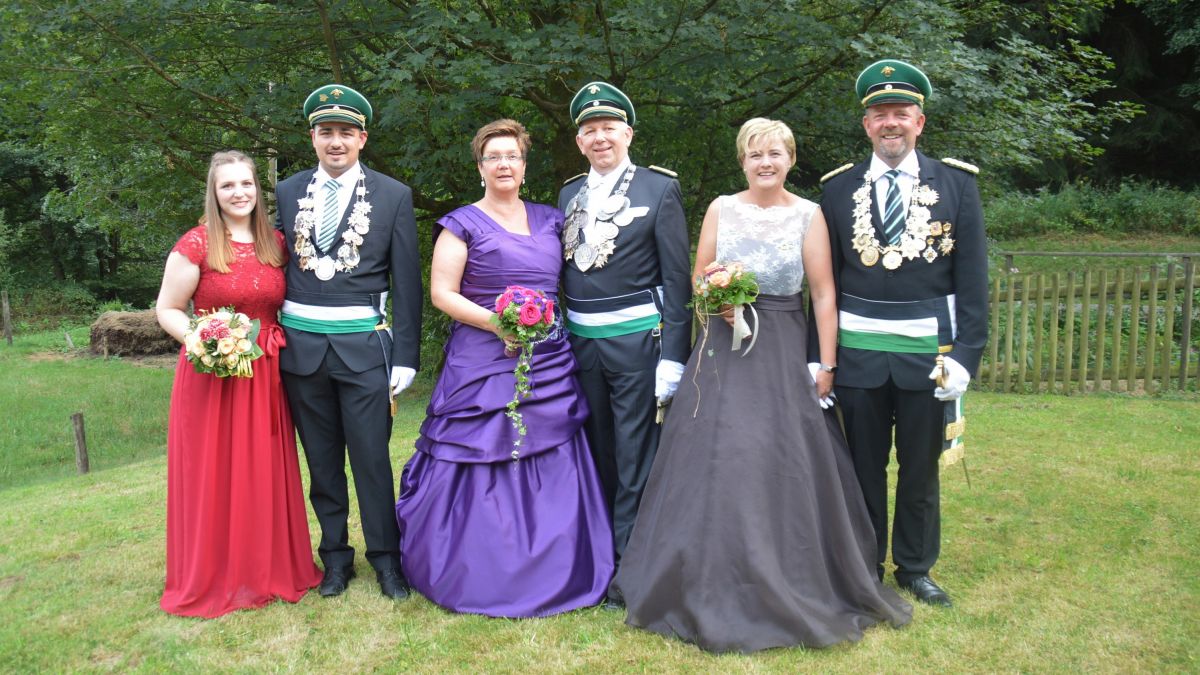 Das Kaiserpaar Falko und Yvonne Neu, das Königspaar Joachim und Anne Kottwitz und das Jungschützenkönigspaar Ben Rennebaum und Sinja Pöggeler (v.l.) ließen sich 2019 feiern. von Nicole Voss