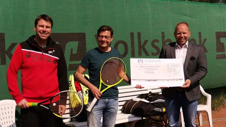 Von links: Daniel Pfeifer, Kassenwart der Tennisabteilung und Leiter Privatkunden Olpe und...