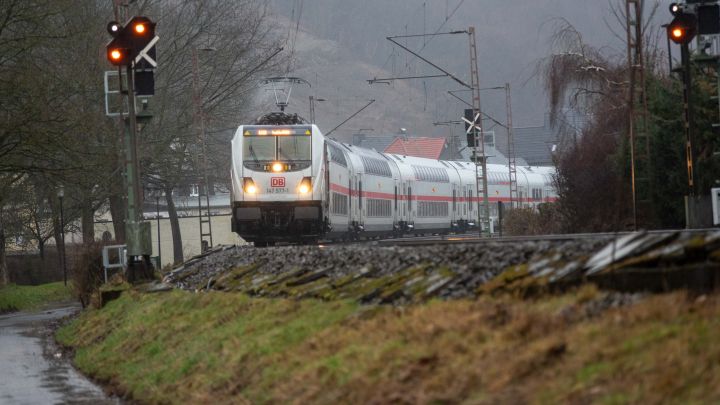 Ein Intercity auf der Ruhr-Sieg-Strecke in Meggen.