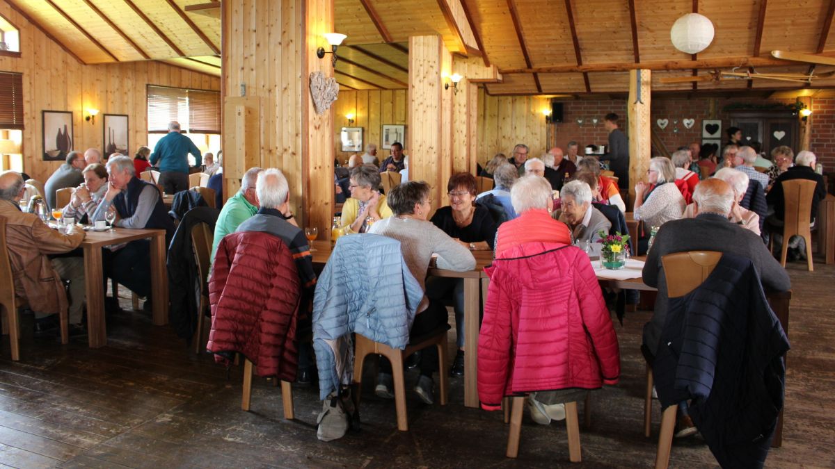 Mit einem Frühstück und gemütlichen Beisammensein feierten 110 Mitglieder das Jubiläum des VdK Heggen. von privat