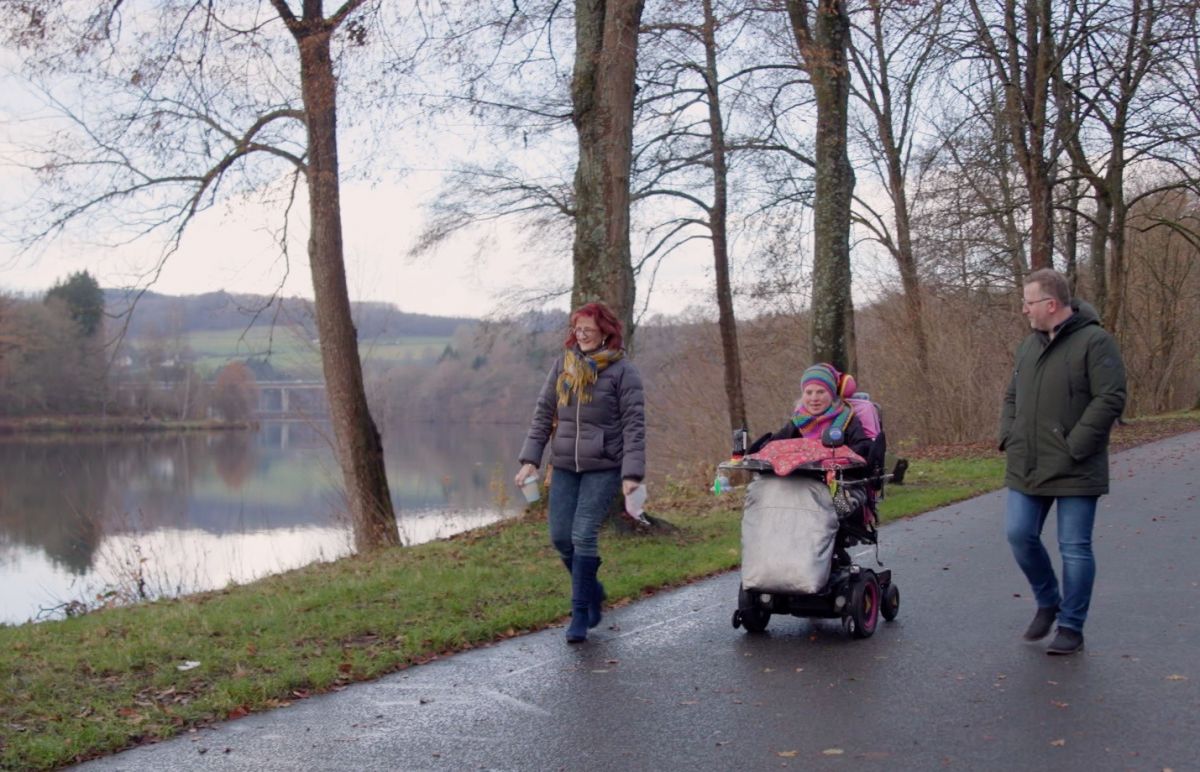 Hubertus Sieler mit einer Familie beim Spaziergang am Biggesee. von DKHV
