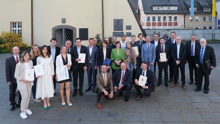 Beim Tag des wissenschaftlichen Nachwuchses an der Universität Siegen wurden Absolventen für ihre...