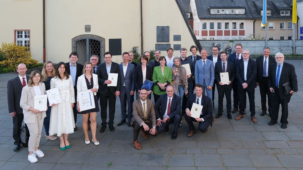 Beim Tag des wissenschaftlichen Nachwuchses an der Universität Siegen wurden Absolventen für ihre Doktor- bzw. Masterarbeiten mit Preisen ausgezeichnet. von Universität Siegen