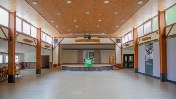 Die Schützenhalle Hofolpe wurde renoviert und umgebaut. Hier sind der neue Holzboden sowie die...