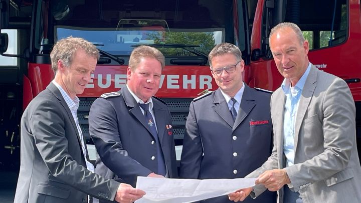 (v.l.) Bürgermeister Bernd Clemens, Einheitsführer Thomas Benkel und der Leiter der Feuerwehr der...