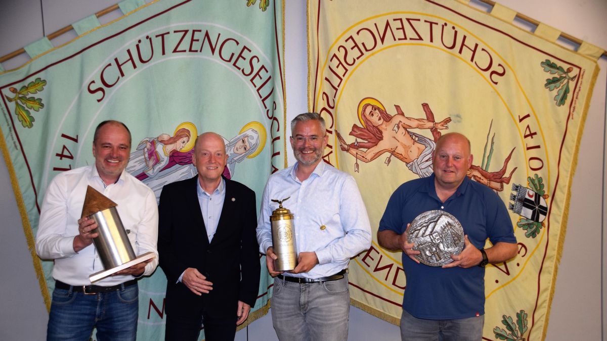 Der Vorsitzende der Attendorner Königskompanie, Christian Falk (2. v. l.) freut sich den Gewinnern Dirk Staffeldt (2. v. r.), Markus Harnischmacher (l.) und Rolf Beul. von privat