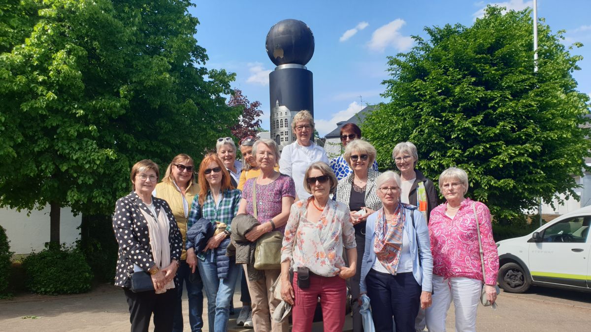 13 Absolventinnen des St.-Ursula-Gymnasiums feierten am Heiligen Berg ihr Goldenes Abitur. von Doris Kennemann