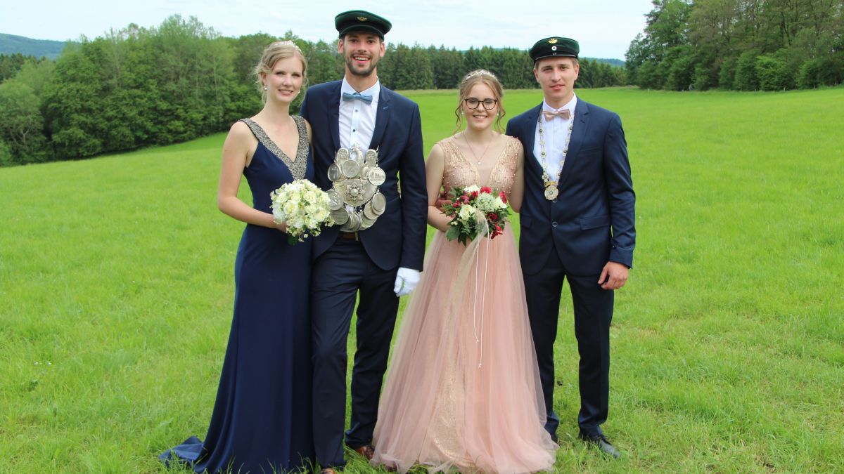 Nach dreijähriger Amtszeit reichen das Königspaar Julian und Anna Nebeling und das Jungschützenkönigspaar die Insignien ihrer Regentschaft weiter. von Nicole Voss