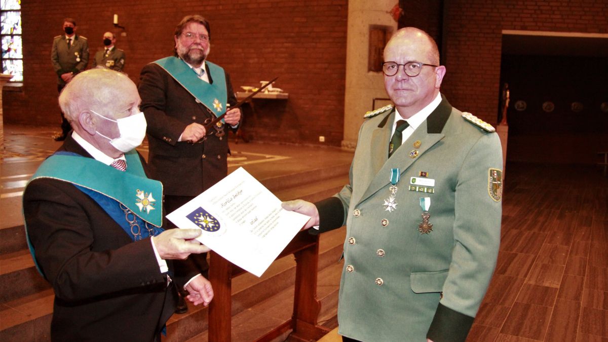 EGS-Vizepräsident Horst Thoren überreicht Kreisoberst Markus Bröcher (r.) die Urkunde zur Aufnahme in die Ritterschaft des Heiligen Sebastianus in Europa. von privat