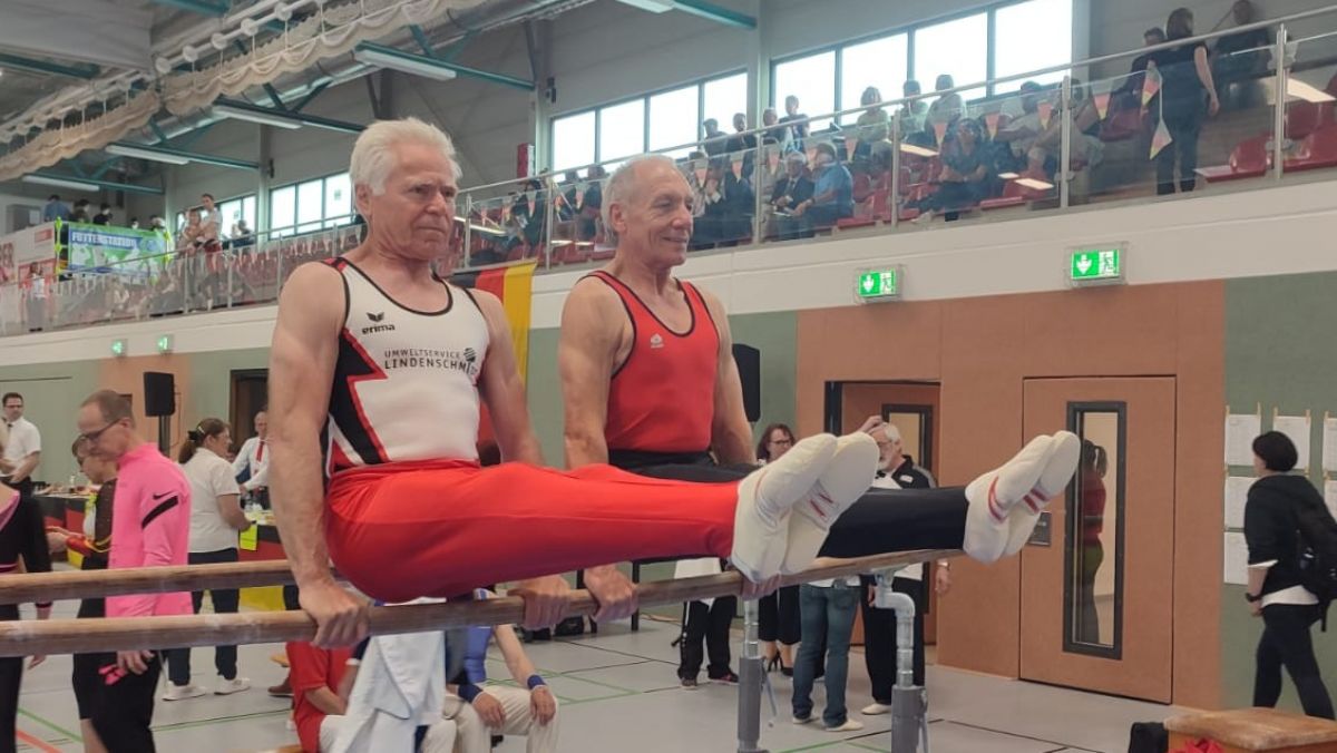 Die beiden Turner Reinhard Sieblitz (l.) (TV Eichen) und Wolfgang Roth (TV Olpe) haben bei den Deutschen Senioren-Meisterschaften im Gerätturnen die Silbermedaille erturnt. von privat