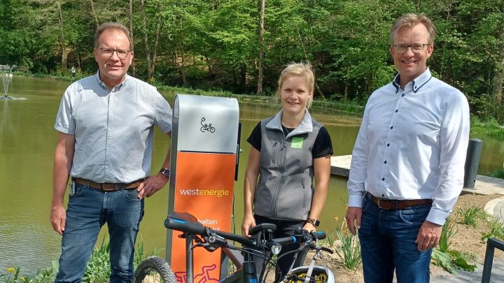 Nahmen gemeinsam die neue E-Bike Ladestation in Bilstein offiziell in Betrieb: (v.r.)...