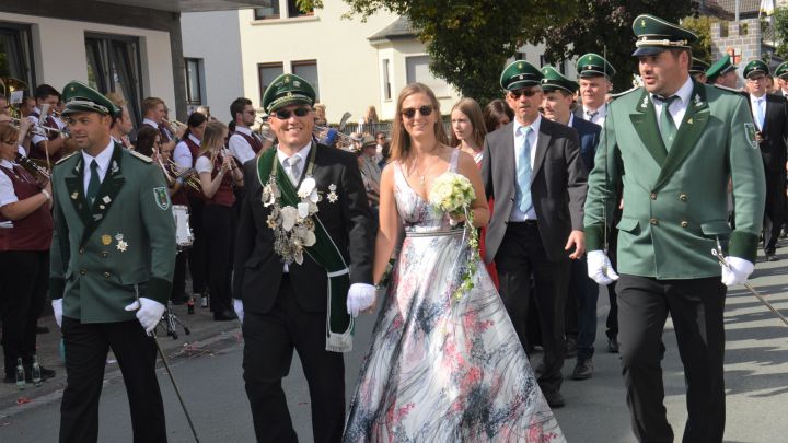 Das Ennester Königspaar Willi und Nadine Kamp im Festzug beim Bundesschützenfest in Medebach.