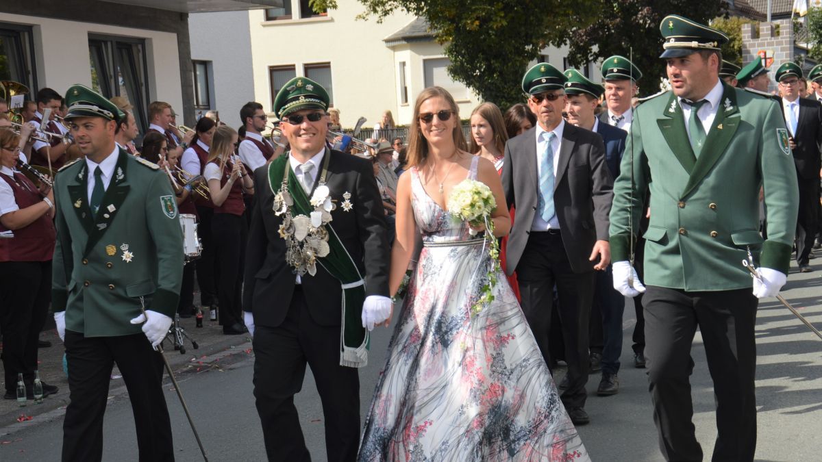 Das Ennester Königspaar Willi und Nadine Kamp im Festzug beim Bundesschützenfest in Medebach. von Nicole Voss