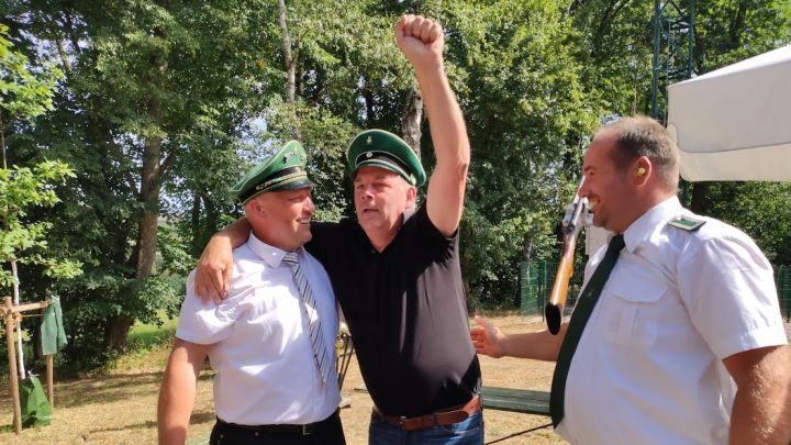 Streckte die Siegerfaust in die Luft: Frank Decker ist der neue Schützenkönig von Ennest.
