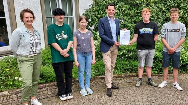 Bürgermeister Christian Pospischil nahm von einer Schüler- und Lehrerinnengruppe der Hanseschule...