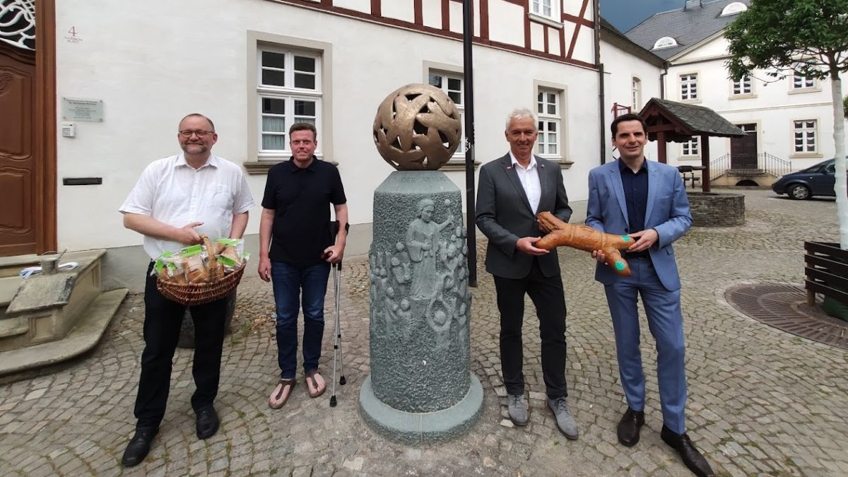 Freuen sich, dass das Semmelsegnen nun auch ein eigenes Denkmal bekommen hat (von links): Andreas Neuser, Olaf Madaya, Bernd Schablowski und Christian Pospischil. von Adam Fox