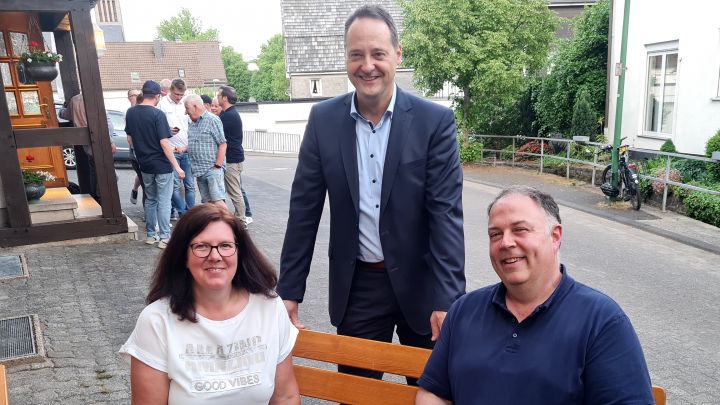 Saßmickes Ortsvorsteherin Sandra Kurz-Schneider, Olpes Bürgermeister Peter Weber und der neue...