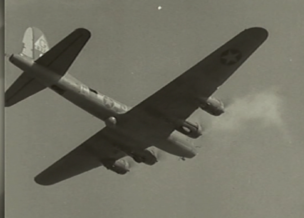 Flugzeuge der Royal Air Force legten am 28. März 1945 einen Bombenteppich auf Attendorn. von Screenshot Film