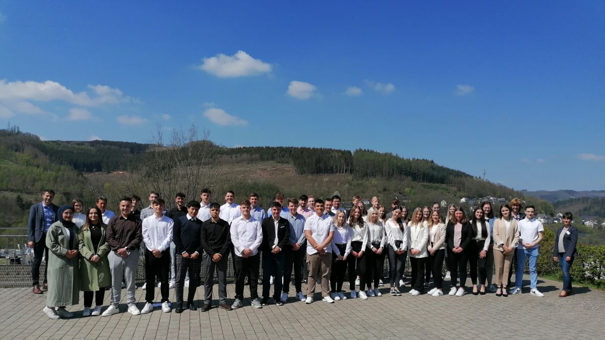 Die Schüler und Lehrer des Standortes Lennestadt versammelten sich zum Gruppenfoto, nachdem die Schüler das Bewerbertraining erfolgreich absolviert hatten. von privat