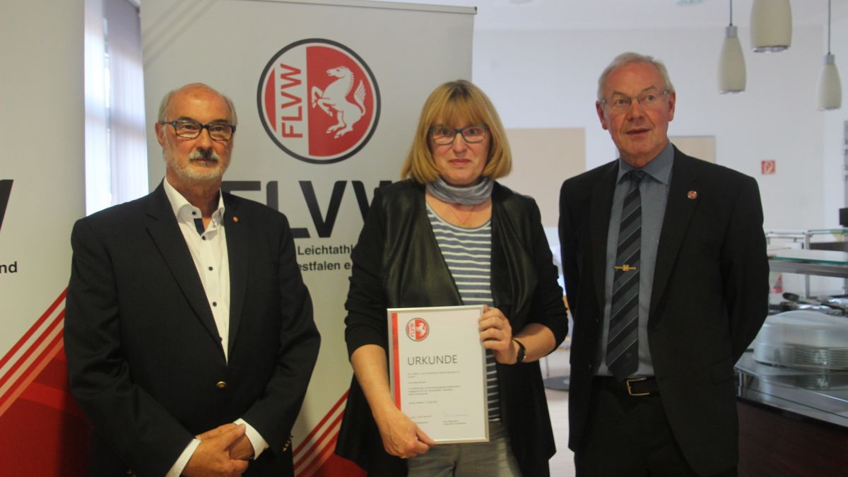 DLV und FLVW Vizepräsident Peter Westermann (links) sowie Bernhard Bußmann,Vorsitzender des VLA, gratulierten Helga Quinke. von privat