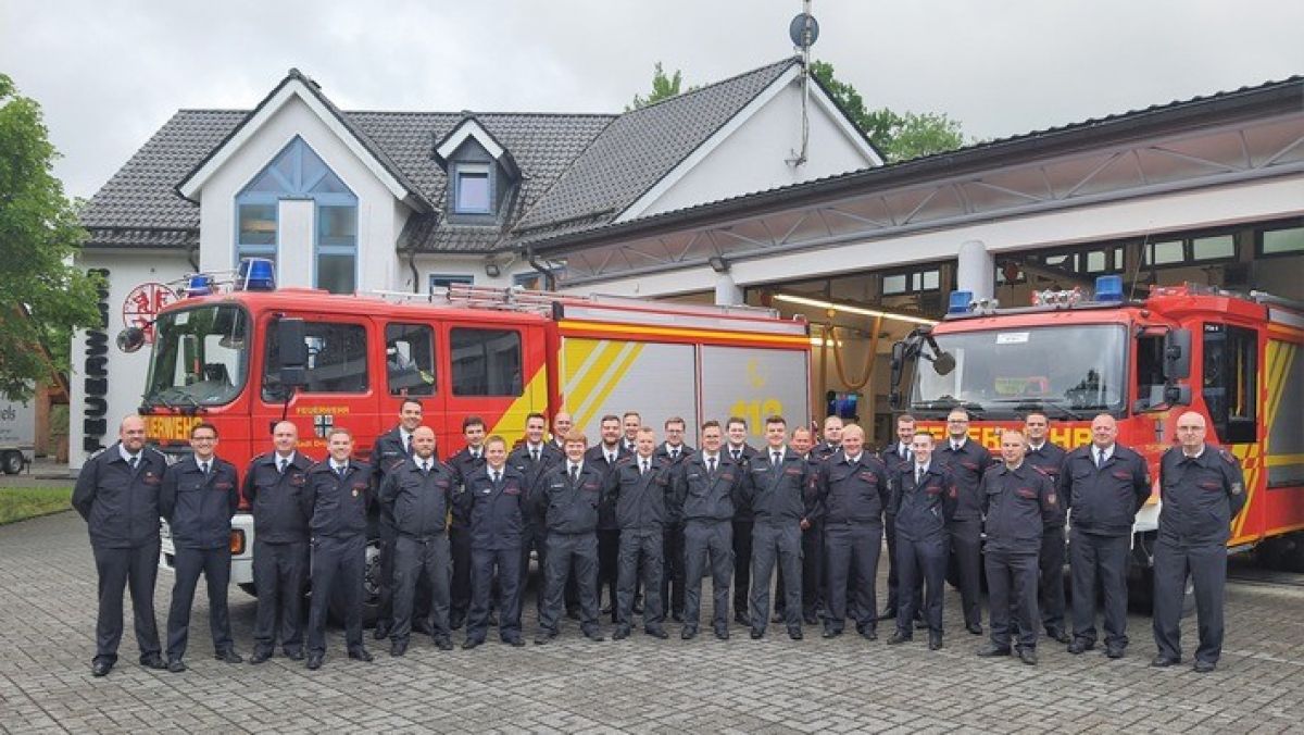 Teilnehmer und Ausbilder des Maschinistenlehrgangs. 23 Feuerwehrleute aus dem gesamten Kreis Olpe konnten diesen erfolgreich absolvieren. von privat