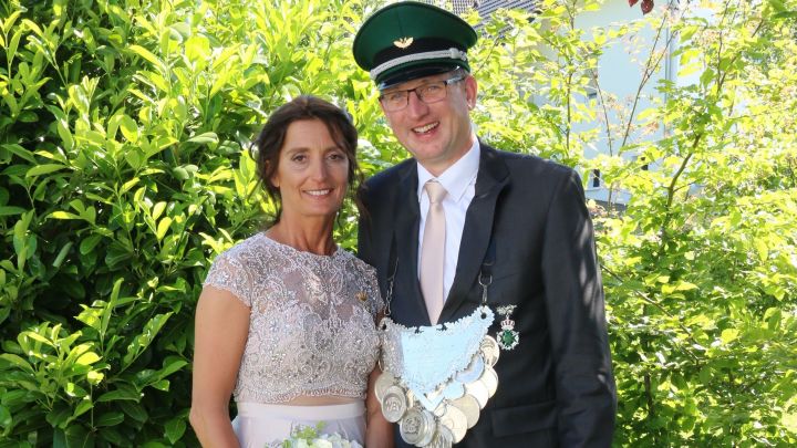 Das Thieringhauser Königspaar Georg Scheiwe und Monika Vogt.