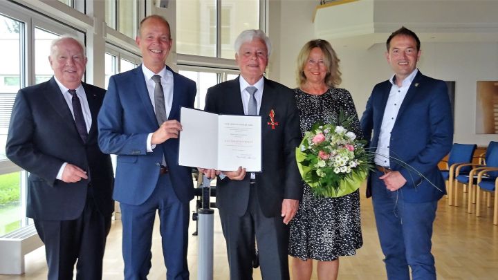 Bundesverdienstkreuz am Bande für Dietmar Meeser: Walter Mennekes, Theo Melcher, Dietmar und Rita...