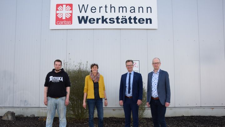 Von links: Christian Hasenau (Werkstattrat), Susanne Rüenauver (Abteilungsleiterin) und Andreas...