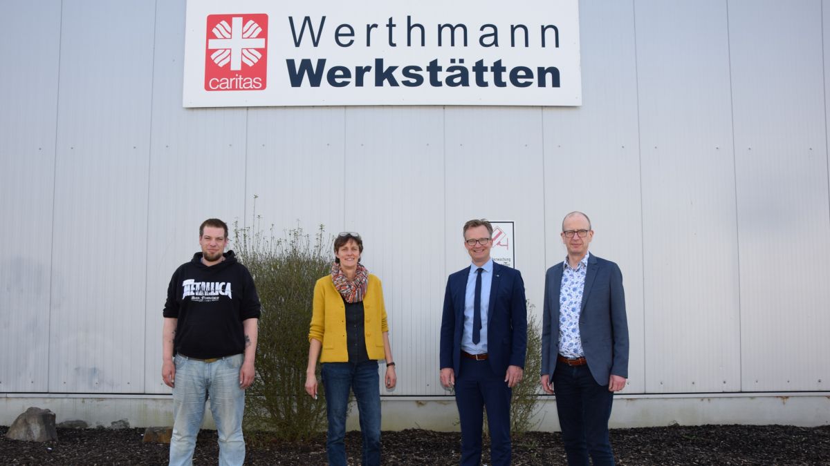 Von links: Christian Hasenau (Werkstattrat), Susanne Rüenauver (Abteilungsleiterin) und Andreas Mönig (Leitung Werkstätten) zeigten Lennestadts Bürgermeister Tobias Puspas (2.v.r) die Werthmann-Werkstätten in Meggen. von privat