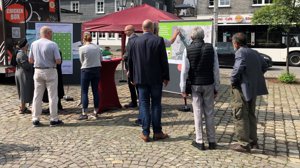 Mit einem Infostand auf dem Marktplatz startete die Bürgerbeteiligung zum ISEK für den Drolshagener Stadtkern. von privat