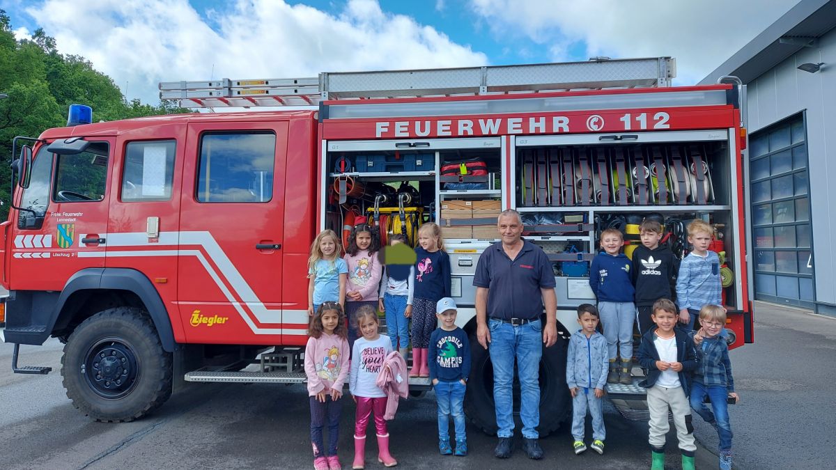 Die Vorschulkinder des St.-Nikolaus-Kindergartens Grevenbrück durften jetzt die örtliche Feuerwehr besuchen. von privat