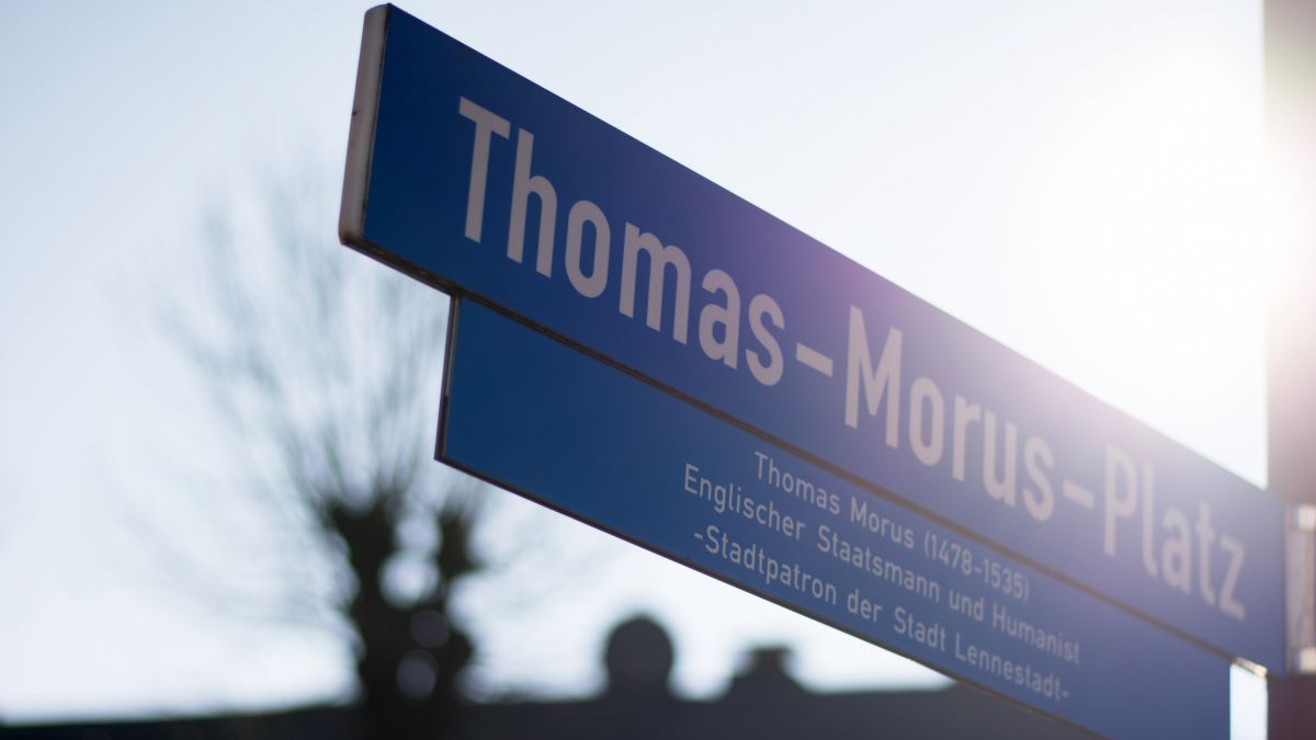 Nach dem Stadtpatron ist auch der Rathausplatz benannt. Am Mittwoch, 1. Juni, findet die Thomas-Morus-Sitzung wieder im Rathaus statt. Jedermann ist dazu eingeladen.