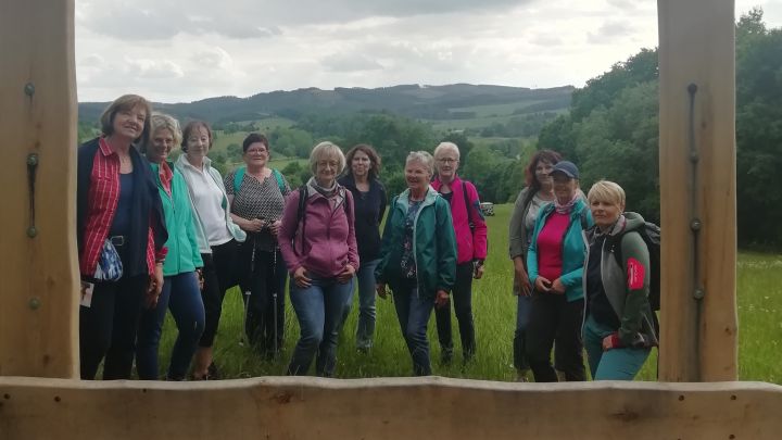 12 Frauen der kfd Elspe genossen die meditative Wanderung auf dem RuHe-Pfad in Helden