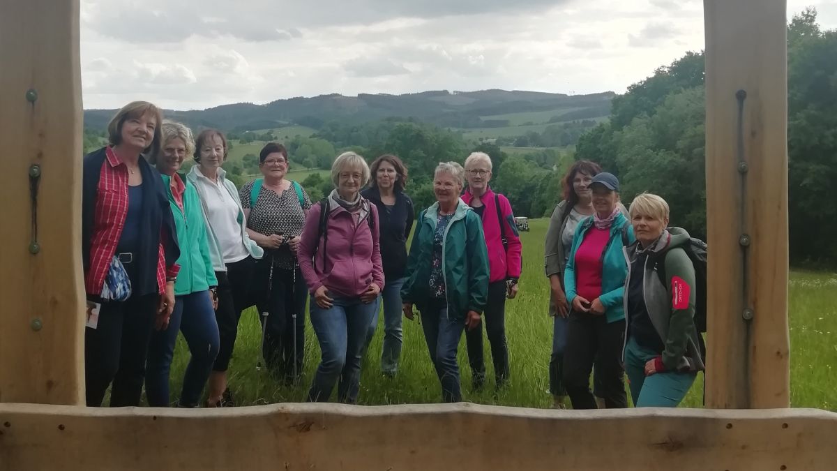 12 Frauen der kfd Elspe genossen die meditative Wanderung auf dem RuHe-Pfad in Helden von privat