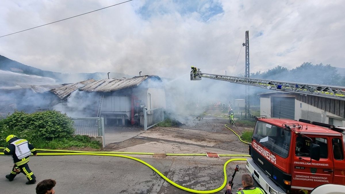 In einem holzverarbeitenden Betrieb in Rönkhausen stand am Sonntagmittag eine Lagerhalle in Flammen. von Kai Osthoff