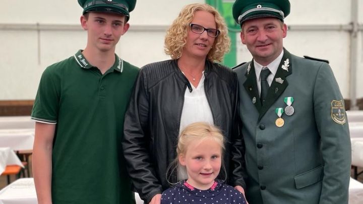 Thomas Falke ist neuer Schützenkönig in Berlinghausen. Mit ihm freuen sich seine Ehefrau Patricia...